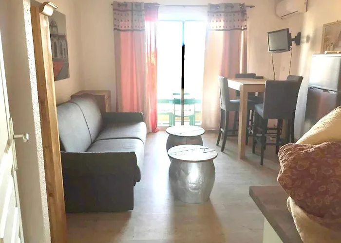 à Avec Piscine Partagée - 30 M² * Cervione