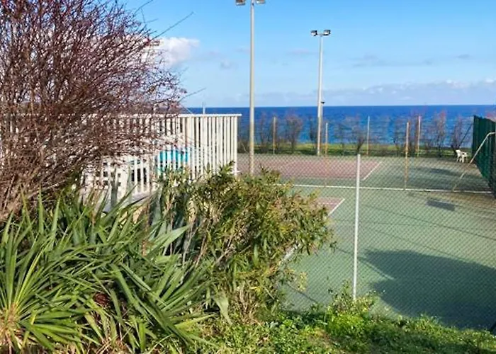 à Avec Piscine Partagée - 30 M²