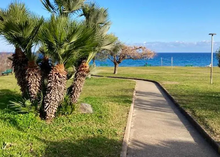 à Avec Piscine Partagée - 30 M²