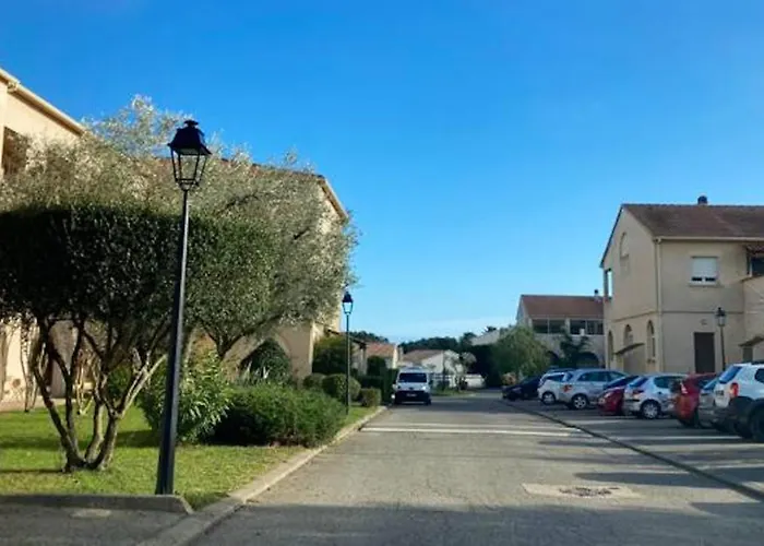 à Avec Piscine Partagée - 30 M² *