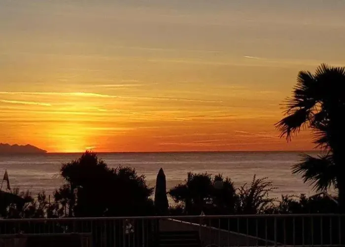 à Avec Piscine Partagée - 30 M² *
