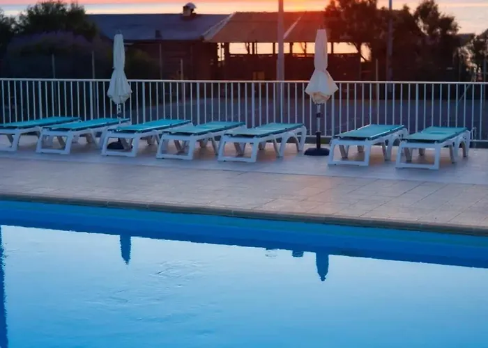 à Avec Piscine Partagée - 30 M²