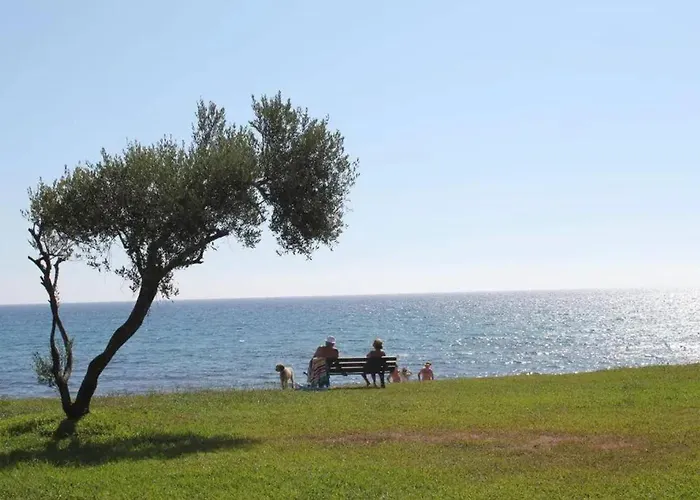 à Avec Piscine Partagée - 30 M² *